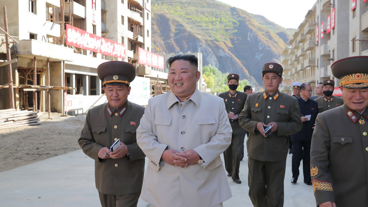 Kuzey Kore lideri Kim ülkesinin ilk askeri casus uydusunu inceledi