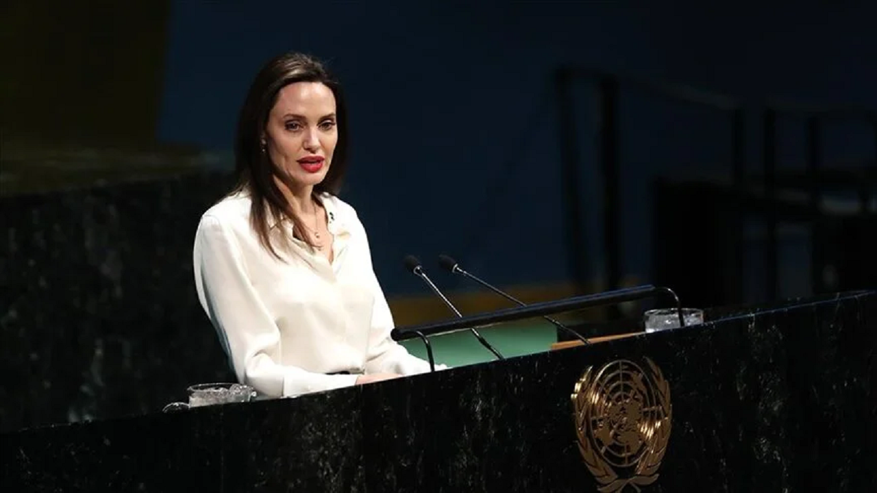 Angelina Jolie mültecilere destek için moda dünyasına atıldı