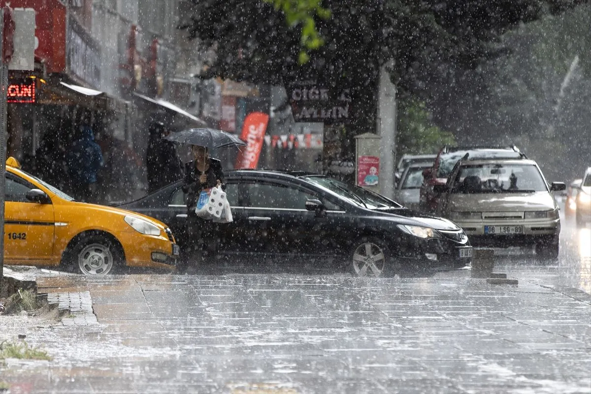 Başkent'te sağanak etkili oluyor