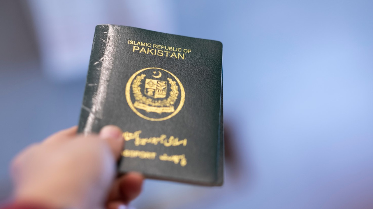 Pakistan'da 10 eski bakanın diplomatik pasaportları iptal edildi