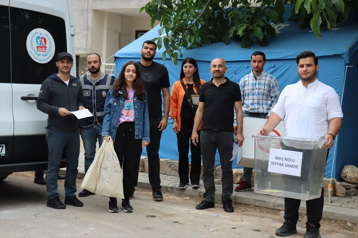 Hasta ve engelliler seyyar sandık ile oylarını kullanıyor
