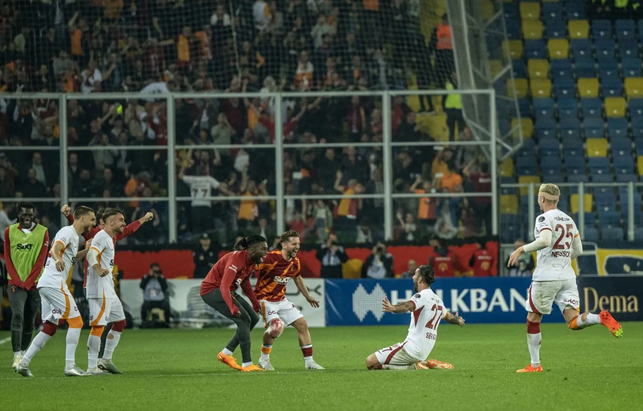 Galatasaray'ın şampiyon olduğu tarihi maçtan fotoğraflar
