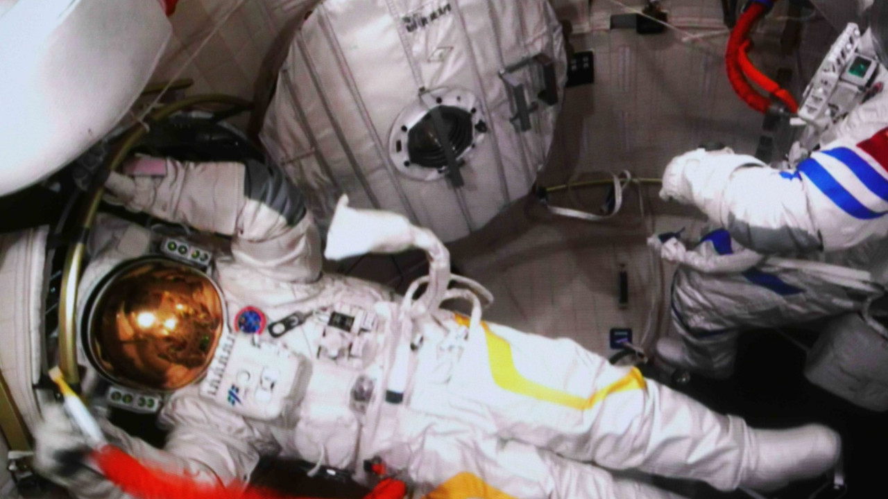 Çinli taykonotları taşıyan Şıncou-16 mekiği uzay istasyonuna kenetlendi