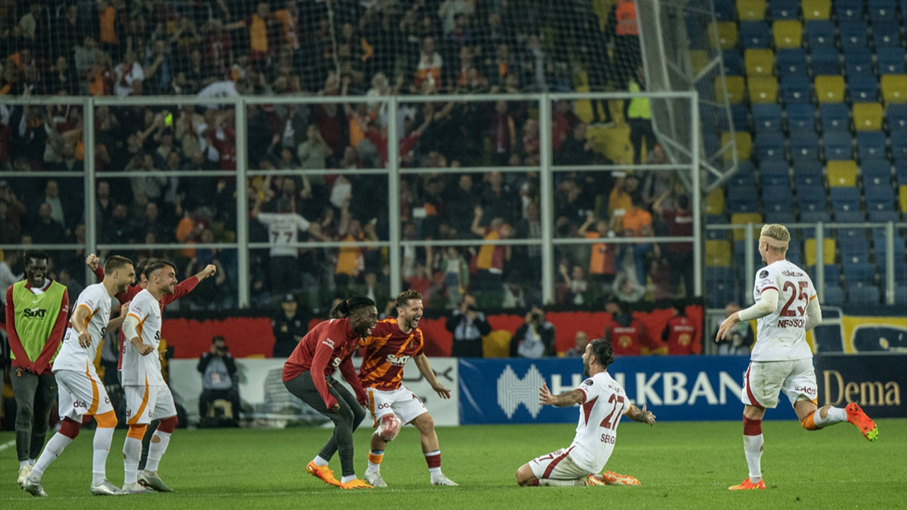 Galatasaray'ın şampiyon olduğu tarihi maçtan fotoğraflar
