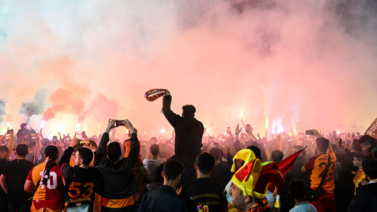 Florya'da sabah karşı: Galatasaray şampiyonluğu taraftarıyla kutladı