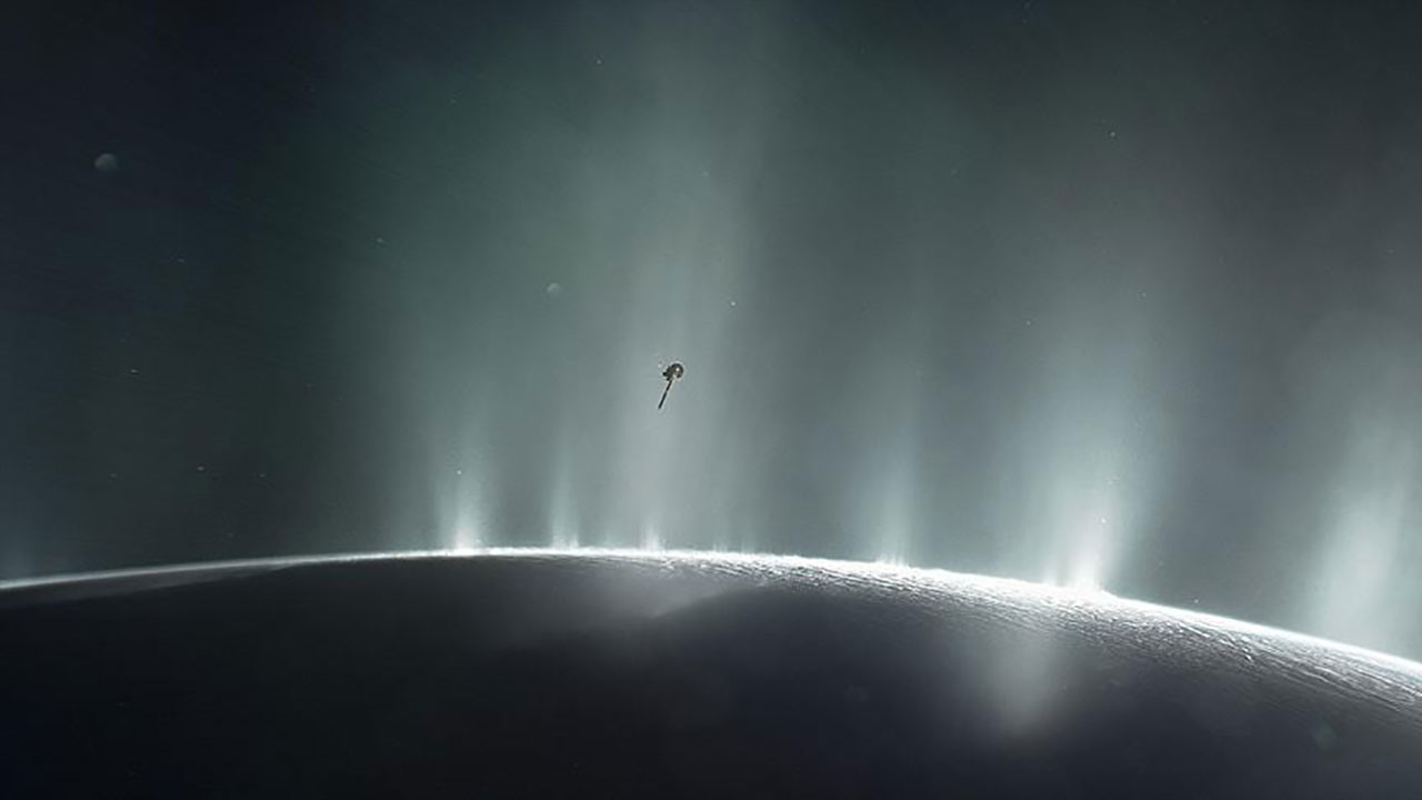 James Webb'ten yeni görüntü: Satürn'ün uydusundan uzaya fışkıran 6 bin 600 kilometrelik su buharı sütunu