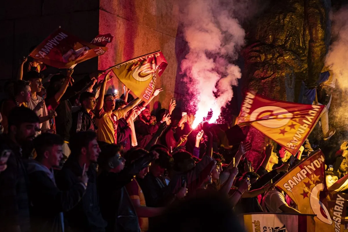 Galatasaray'ın unutulmaz gecesi: Sokaklardan şampiyonluk kutlamaları