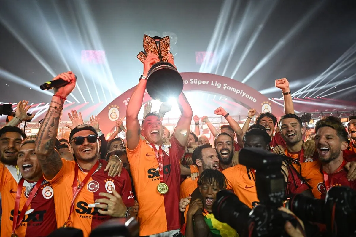 Şampiyon Galatasaray kupasına kavuştu