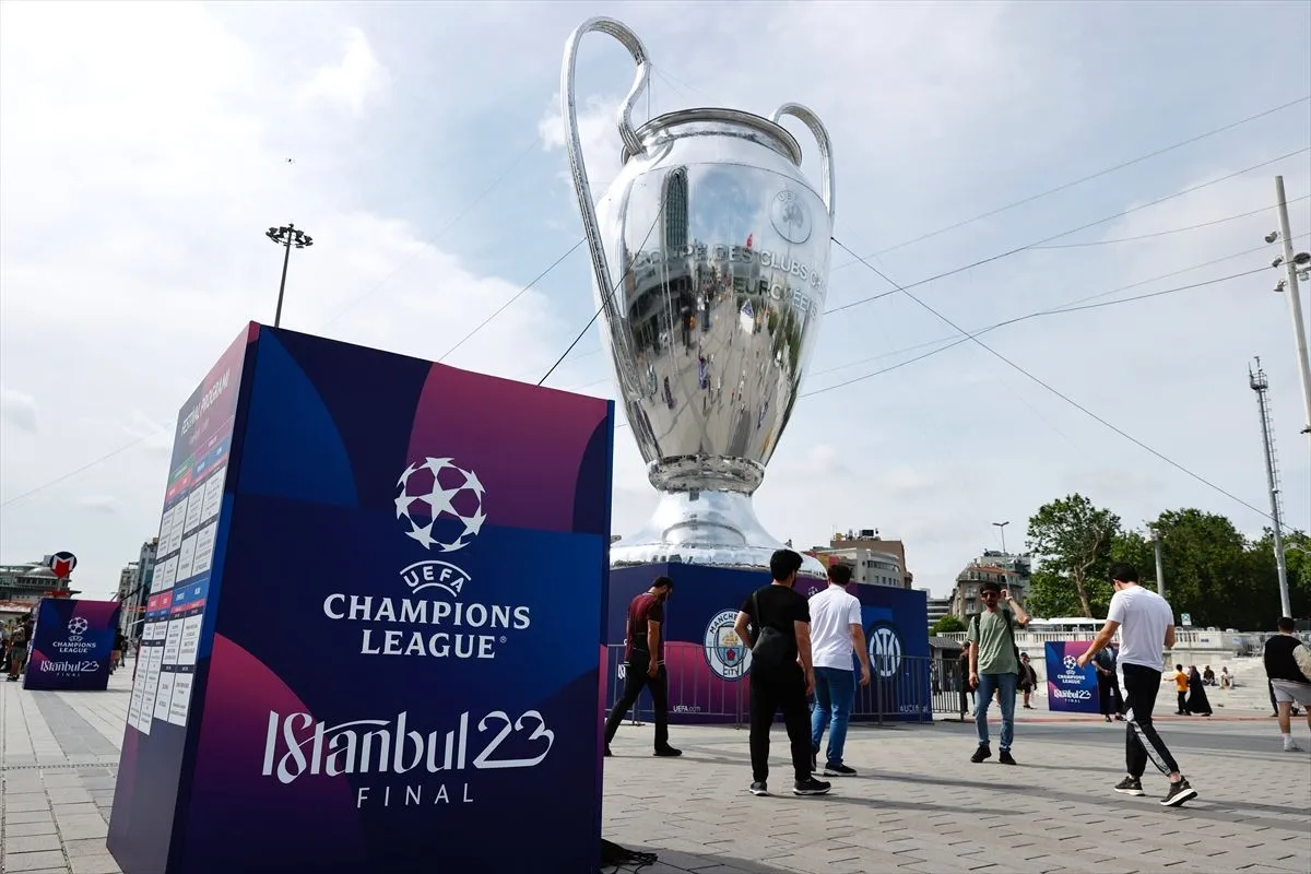 UEFA Şampiyonlar Ligi kupasının dev maketi Taksim Meydanı'nda