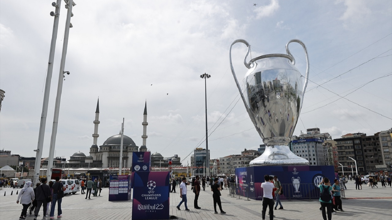 UEFA Şampiyonlar Ligi kupasının dev maketi Taksim Meydanı'nda