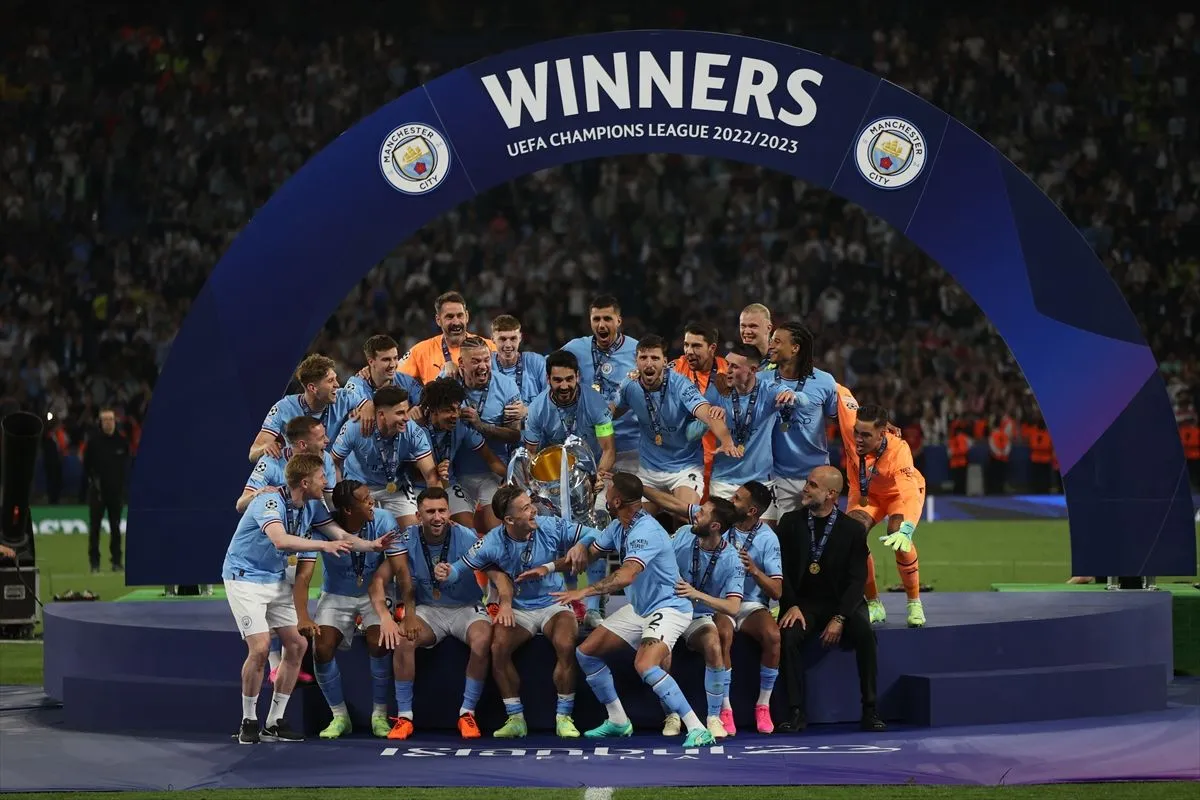 Manchester namağlup şampiyon: İstanbul'da kupa kutlamaları