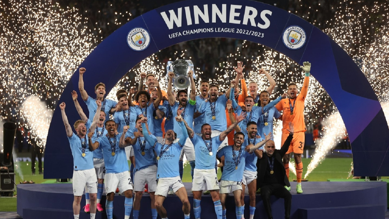 Manchester namağlup şampiyon: İstanbul'da kupa kutlamaları