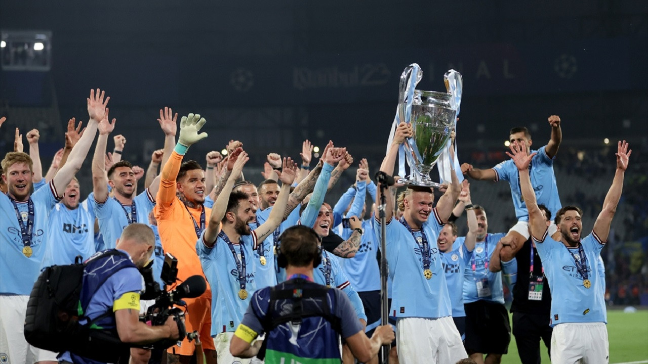 UEFA Şampiyonlar Ligi şampiyonu Manchester City, ülkesine döndü