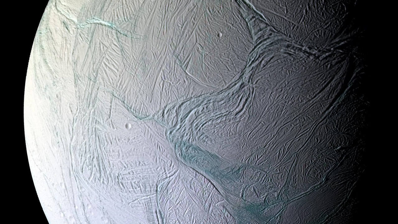 Satürn'ün uydularından Enceladus'ta fosfor bulundu