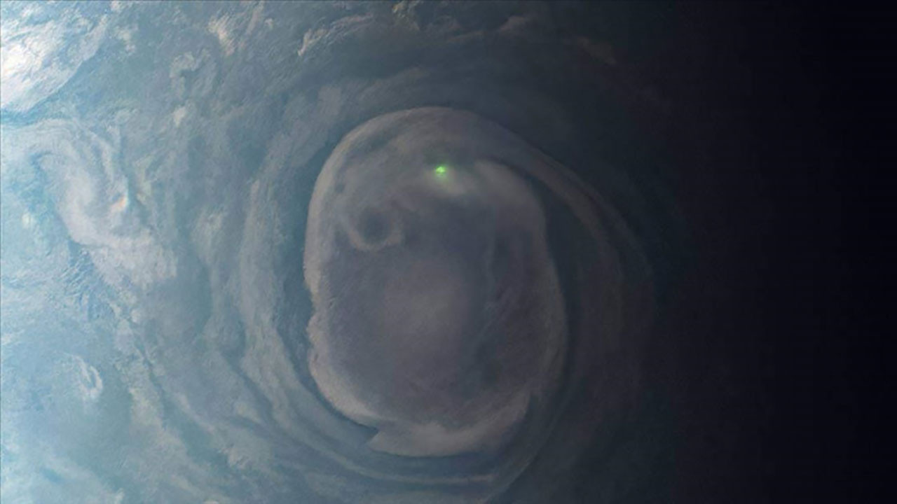 NASA'nın Juno uzay aracı görüntüledi: Jüpiter'de yeşil parlak küre