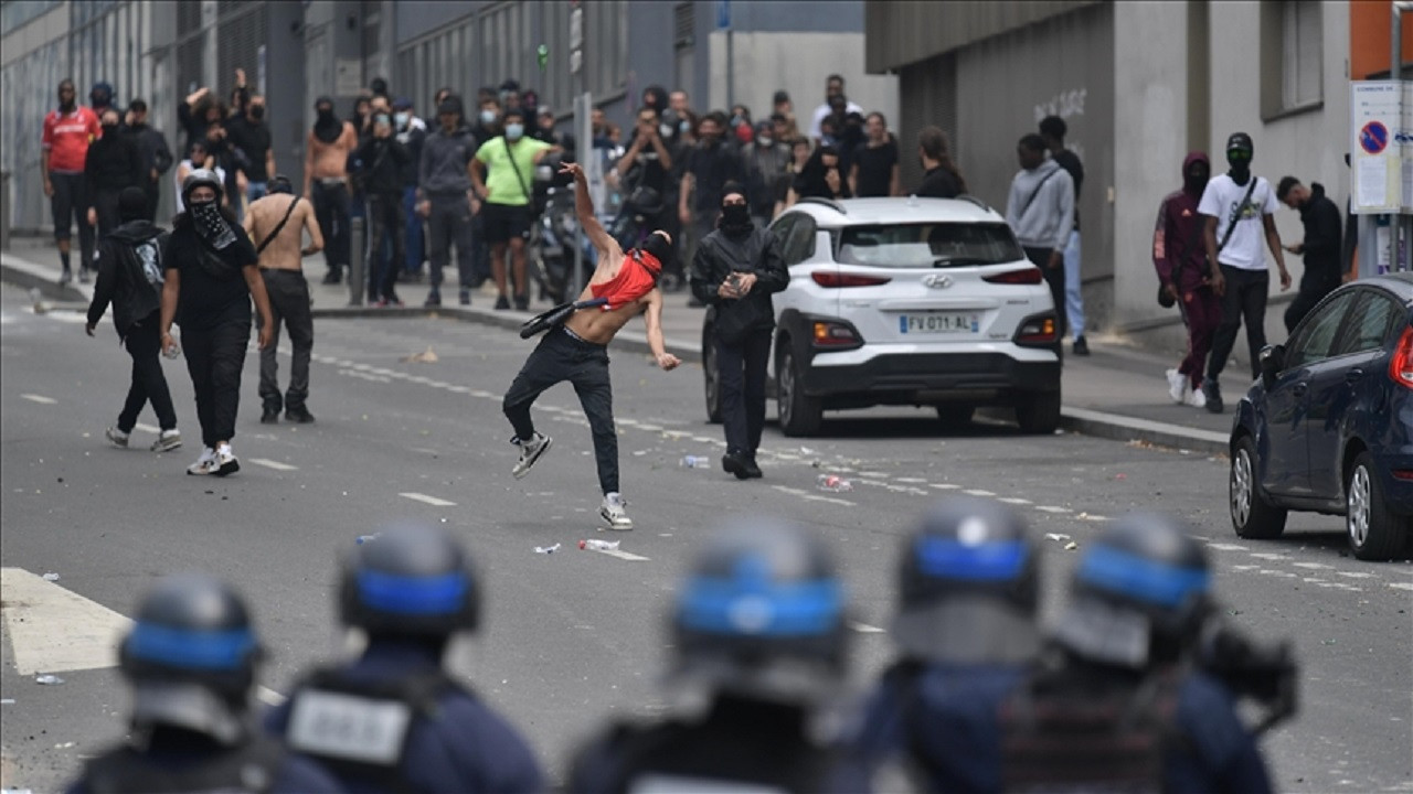 Fransa'daki protestolar: Toplu taşıma saat 21.00'den itibaren yasaklanacak