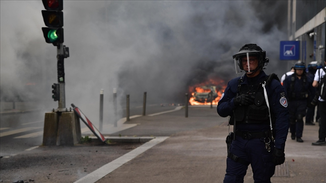 Fransız polisi Paris ve çevresindeki protestoları dron ile takip edecek