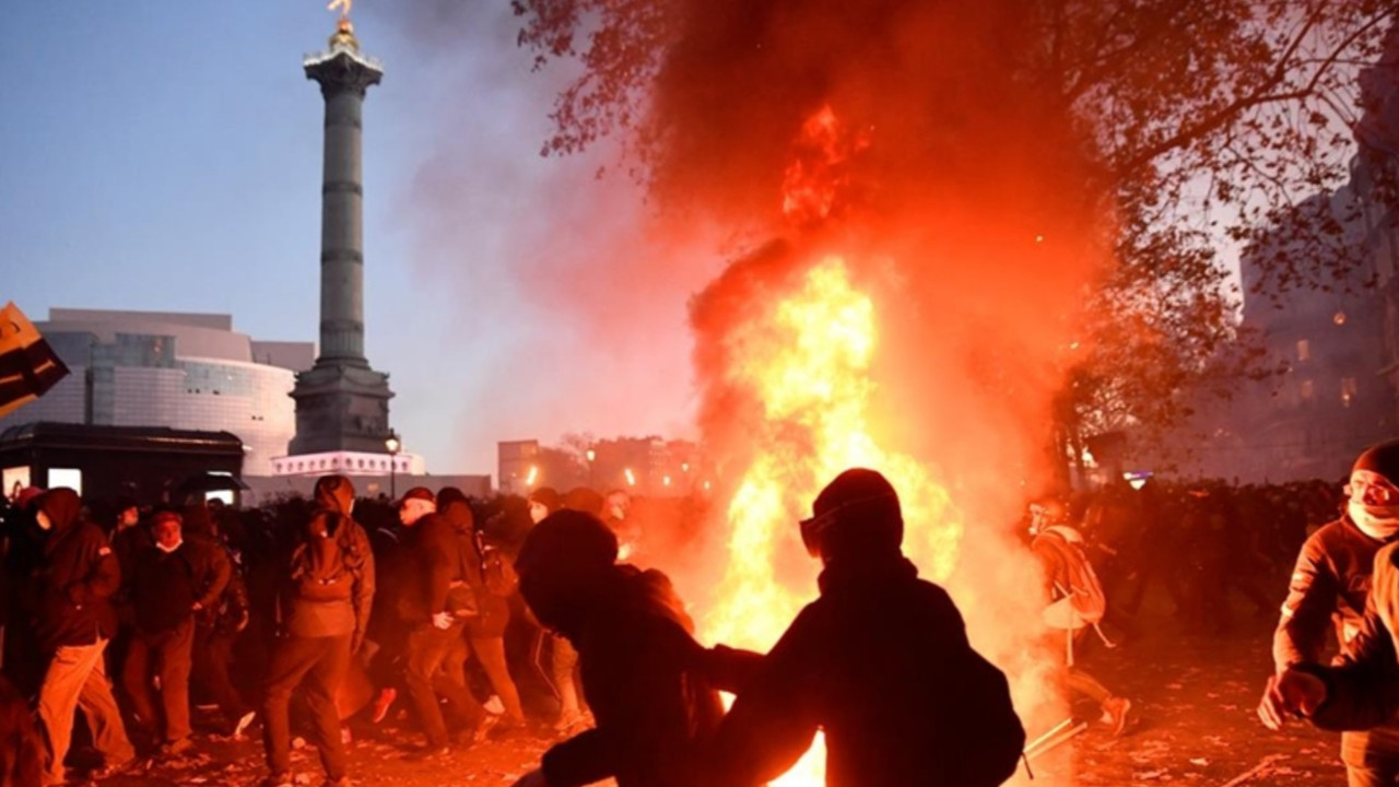 Fransa'da protestolarda tahrip edilen yapıların yeniden inşası için acil yasa çıkarılacak