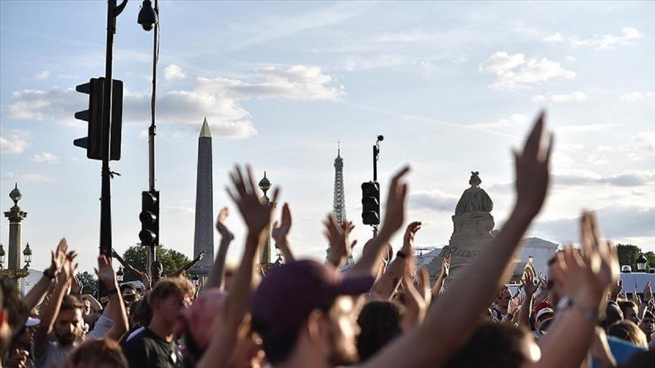 Fransa hükümet sözcüsü açıkladı: Son gösterilerde bazı sosyal medya platformları kısıtlandı