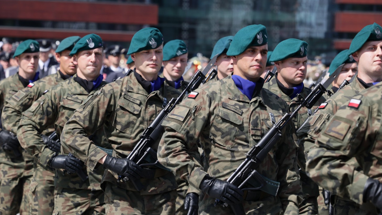 Polonya Belarus sınırındaki asker sayısını artırma kararı aldı