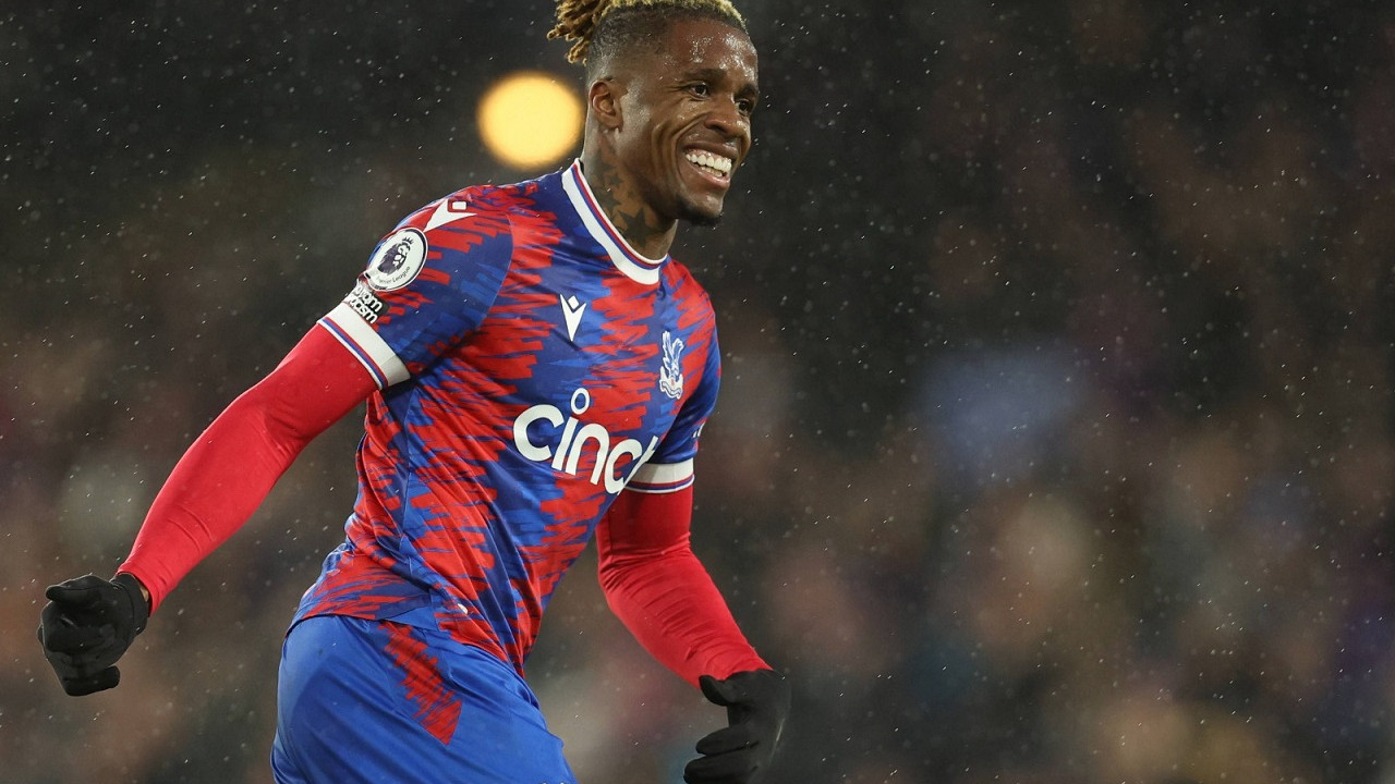 Galatasaray'dan Fenerbahçe'ye yılın çalımı: Zaha'yı KAP'a bildirdi