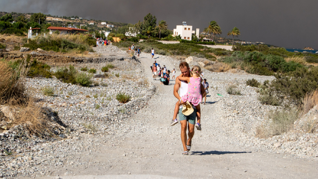 Rodos Adası'ndaki yangın sebebiyle dün gece 19 bin kişi tahliye edildi