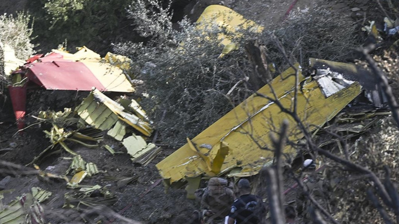 Yunanistan'da yangın söndürme uçağının düşmesi sonucu 2 kişi öldü