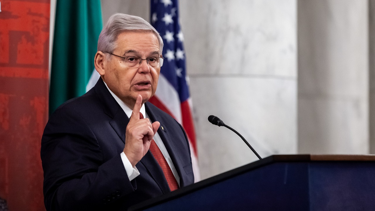 ABD'li Senatör Menendez "yabancı bir hükümet için çalışmakla" suçlandı