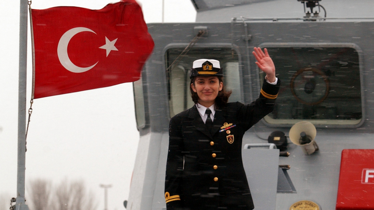 Kurmay Albay Gökçen Fırat TSK'nın ilk kadın amirali oldu