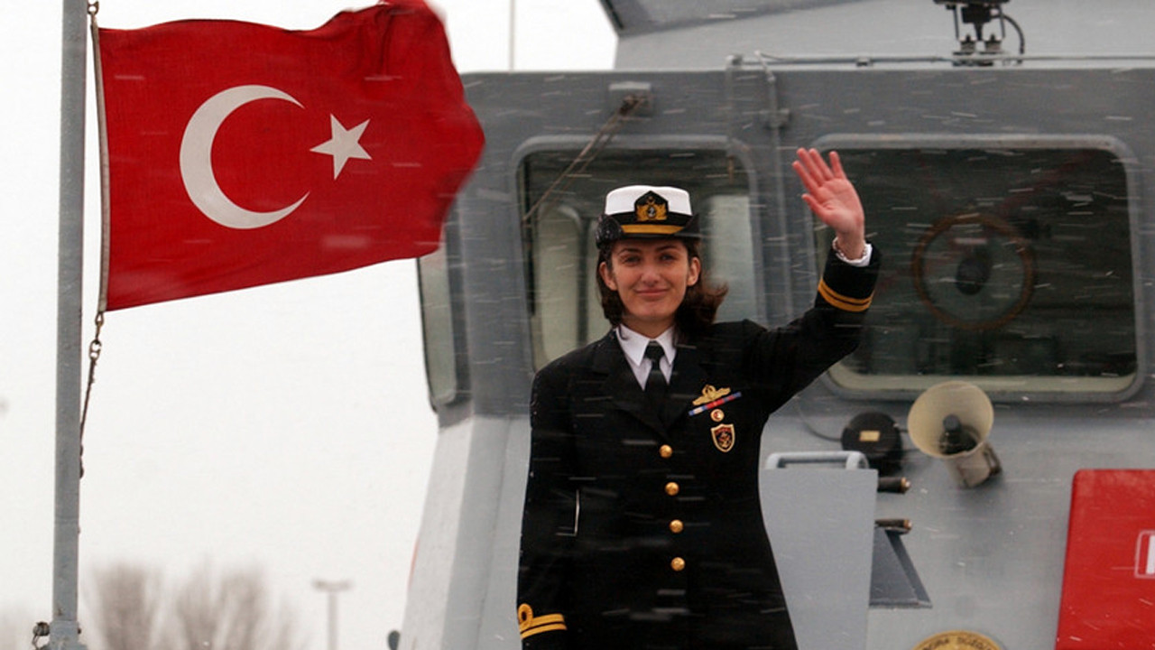 İlk kadın Amiral Gökçen Fırat'a Deniz Kuvvetleri'nde yeni görev