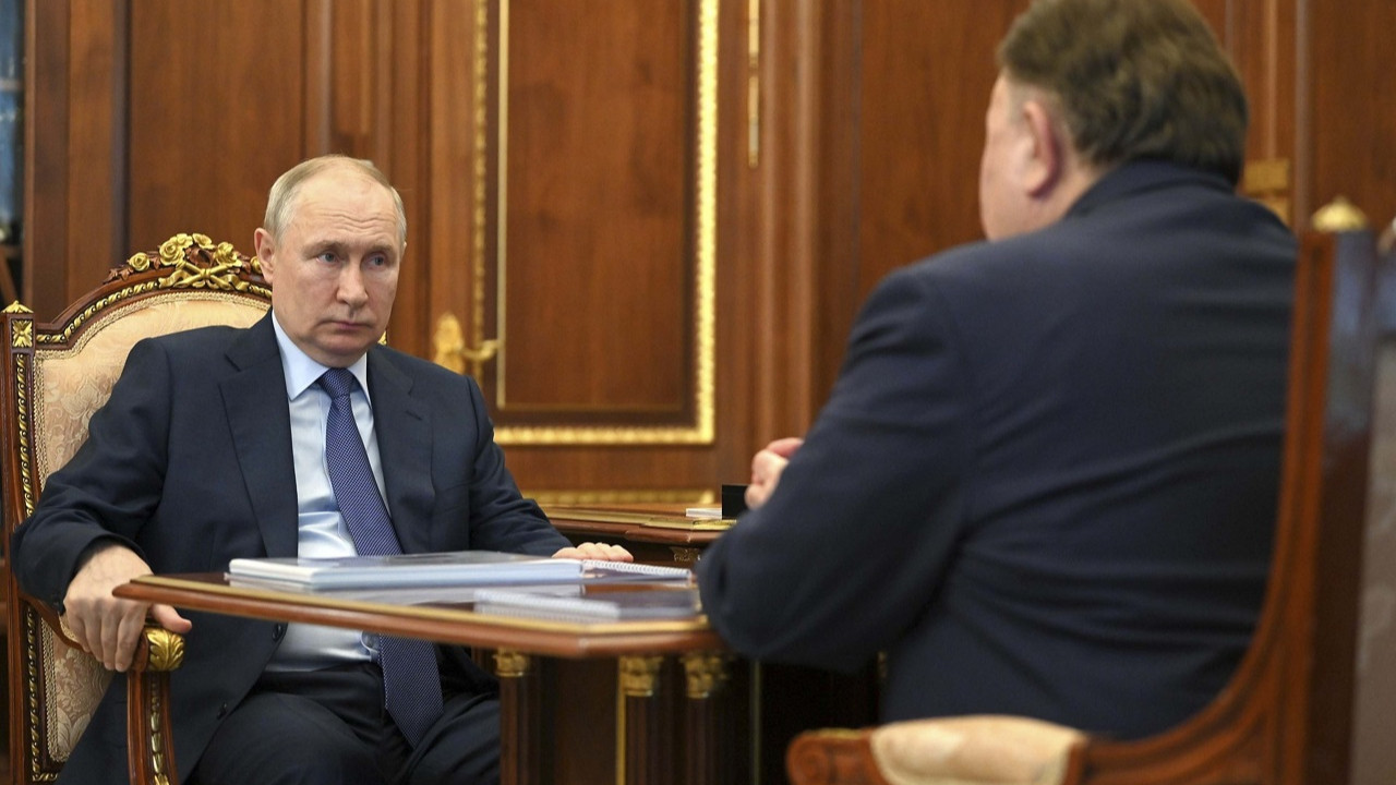 Bloomberg yazdı: Putin sarsılan otoritesini sağlamlaştırmak için Ruble'ye odaklanıyor