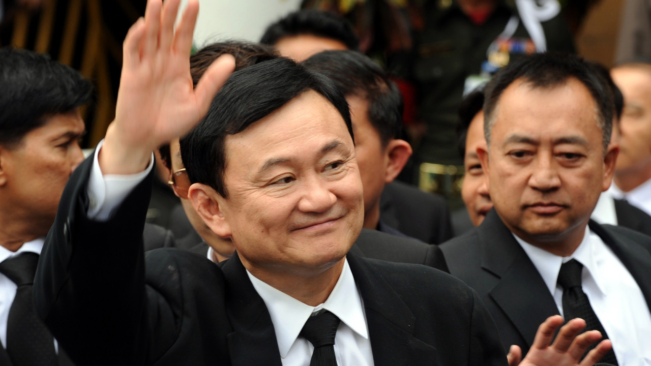 Tayland'da 15 yıl sonra sürgünden dönen eski başbakan cezaevine gönderildi