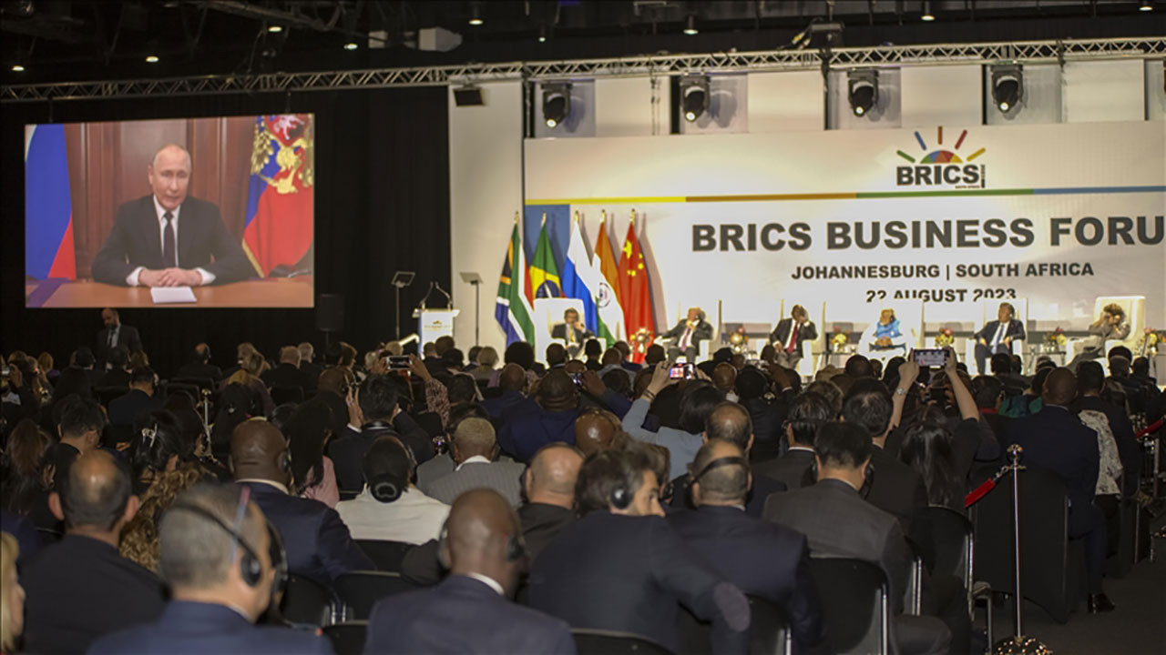 Putin: BRICS'in etkisini genişletmek için çalışmalar sürecek