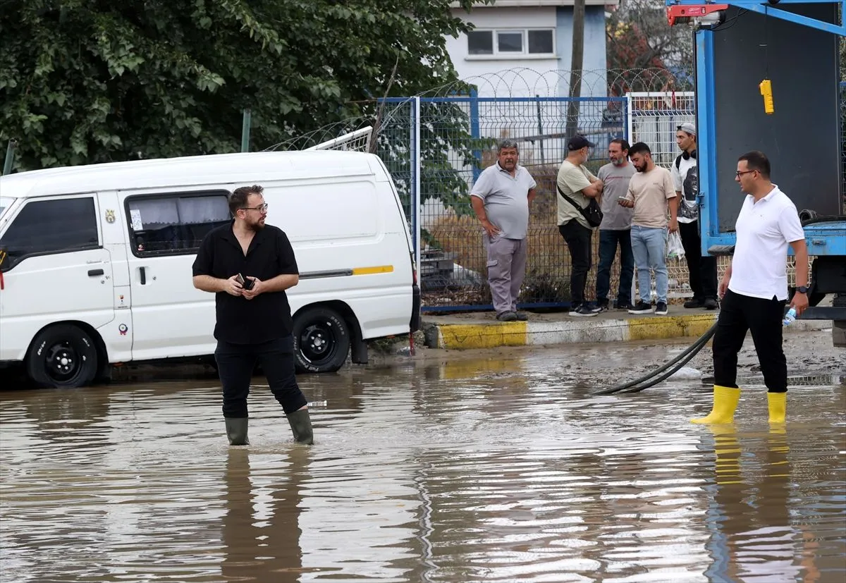 İstanbul'da sel felaketinin yarattığı tahribat gün doğunca ortaya çıktı