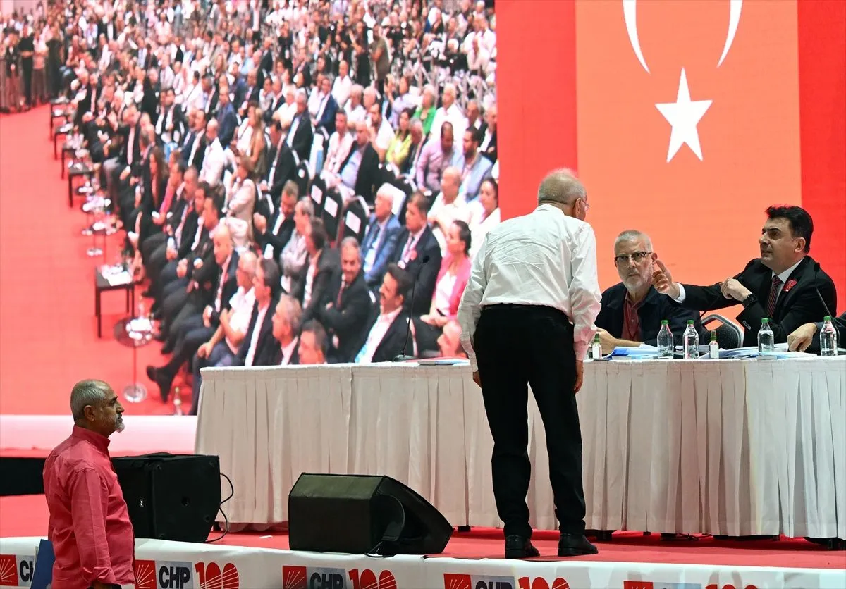 CHP İzmir İl Kongresi'ne arbede