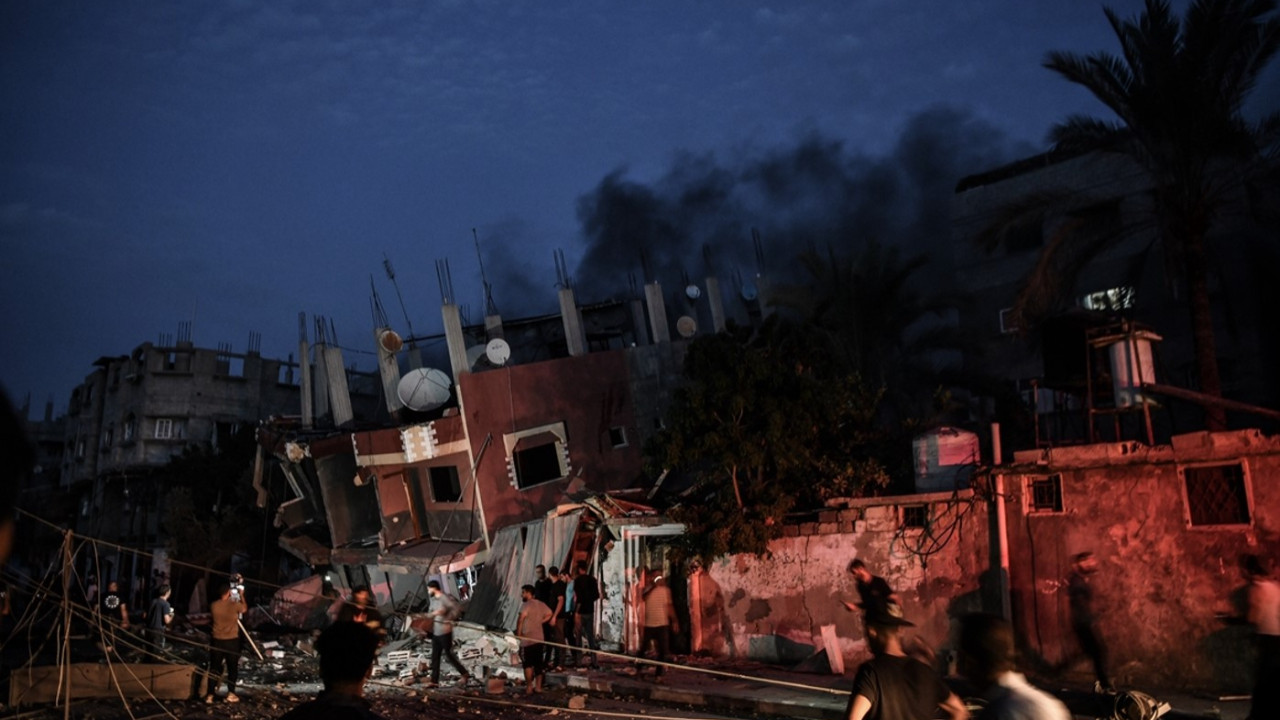 İsrail savaş uçakları Gazze'nin Rimal mahallesini bombaladı