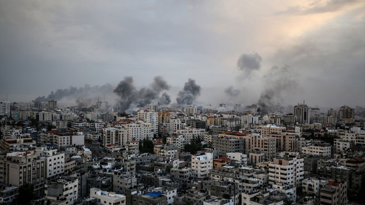 İsrail havadan sonra denizden de Gazze'yi vurmaya başladı