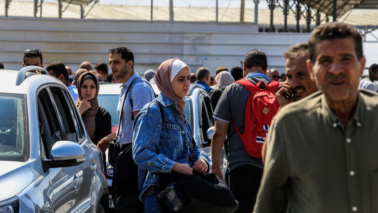 Gazze'de mahsur kalan yabancıların sınır kapısında bekliyor
