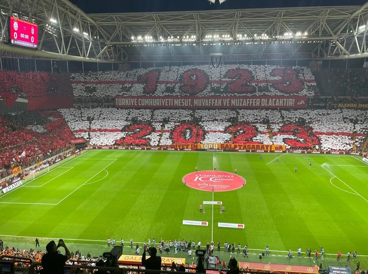 Galatasaray taraftarından Cumhuriyetin 100. yılına özel koreografi