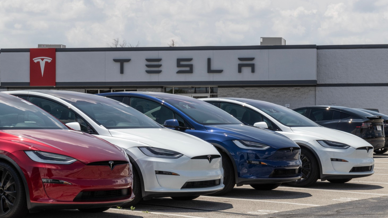 Tesla düğmeye bastı: Otomobillerinin fiyatını yarı yarıya düşürecek