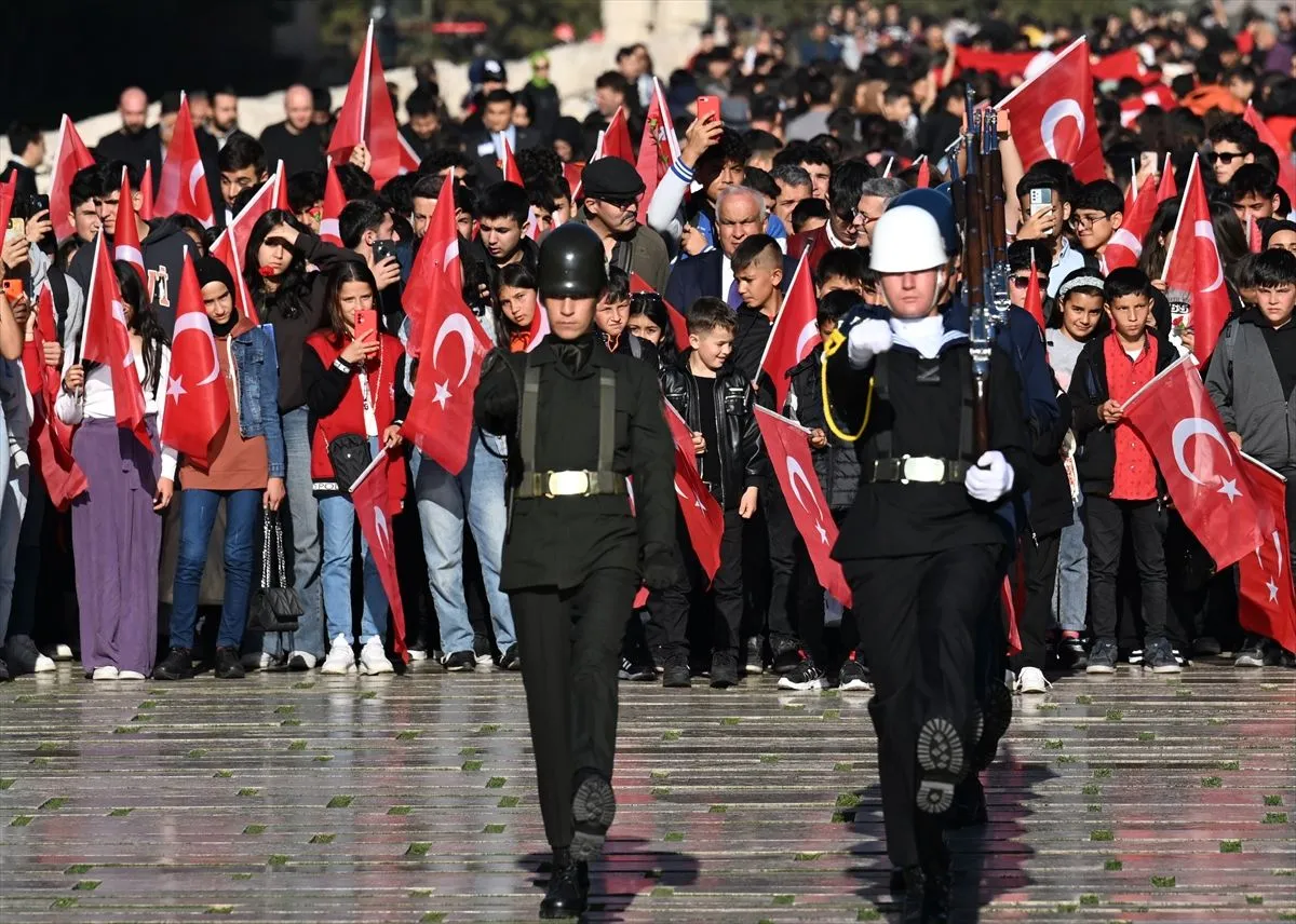 Anıtkabir'de ziyaretçi yoğunluğu