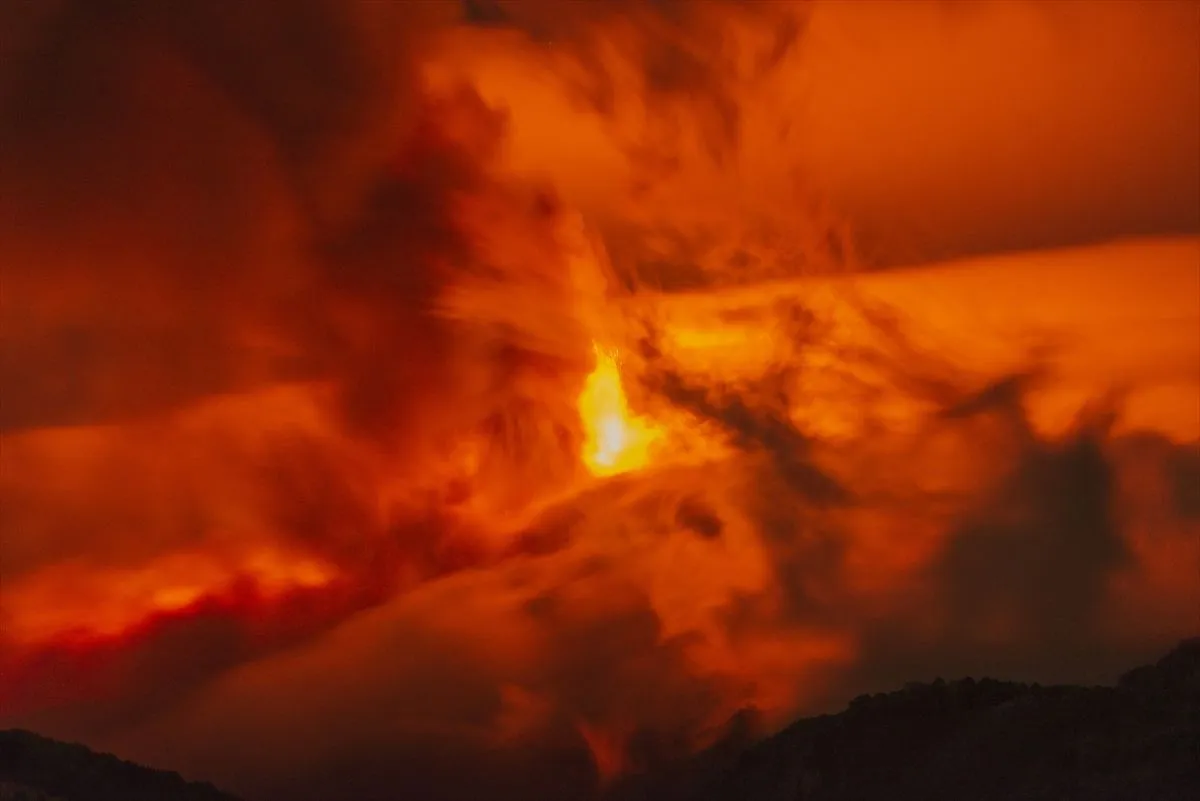 Etna Yanardağı yeniden faaliyete geçti: Püskürttüğü küller 4 bin 500 metreye ulaştı