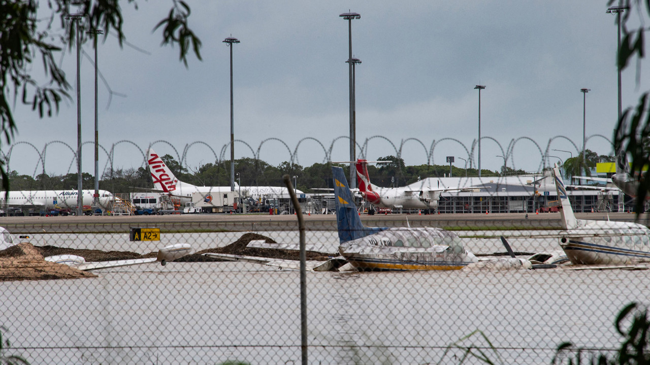 Avustralya'da sel: Havaalanı sular altında, kasabayı timsahlar bastı