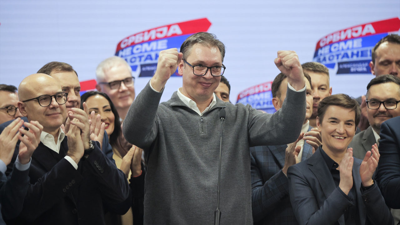 Sırbistan'da Vucic, seçim zaferini ilan etti