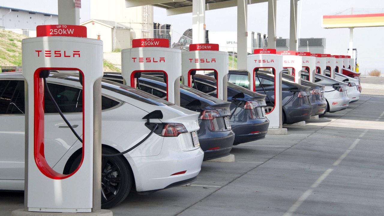 Tesla 2024'te daha yavaş bir büyüme öngörüyor