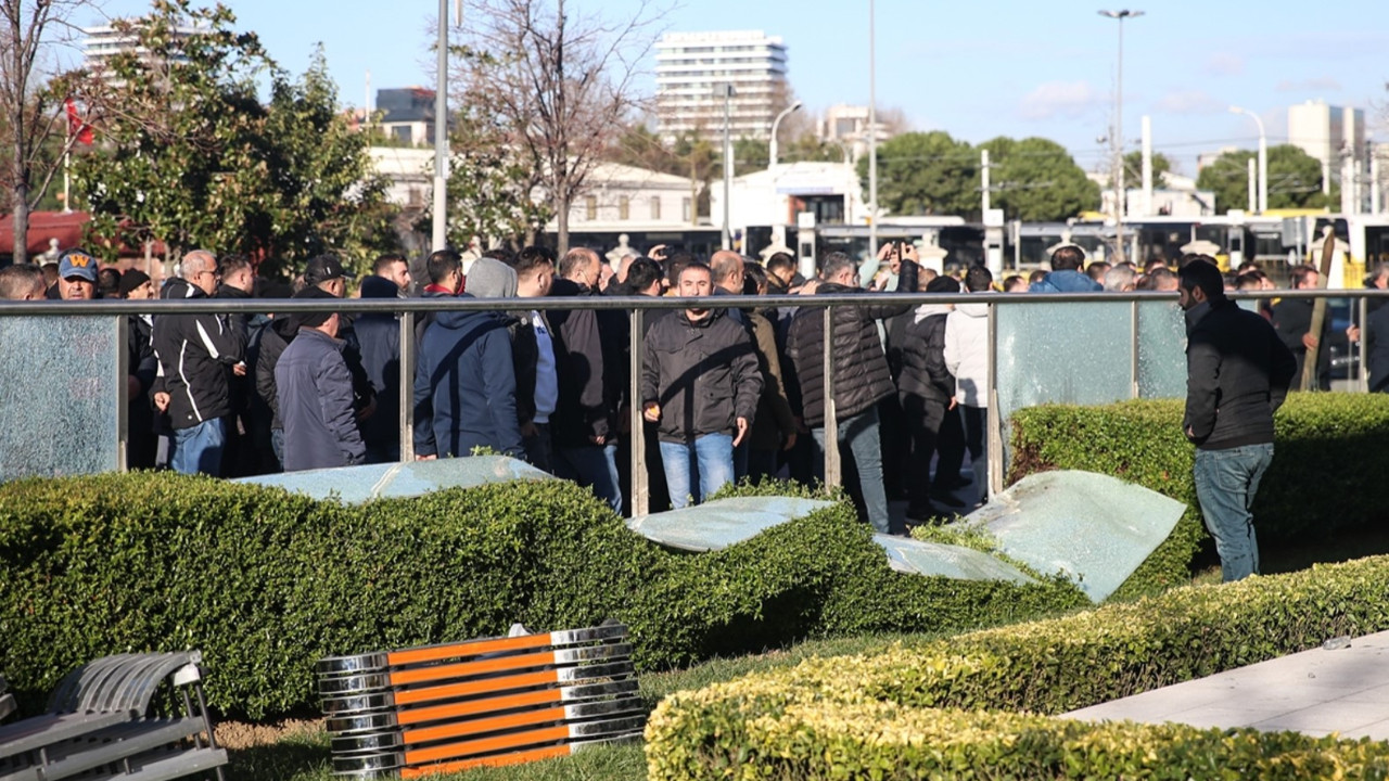 İstanbul’da taksicilerden tepki: UKOME binasına taş fırlatıp, cam bariyerleri kırmaya çalıştılar