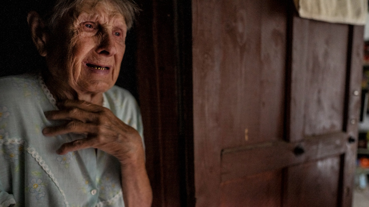 Ukraynalı yaşlılar savaşa rağmen evlerini terk etmiyor