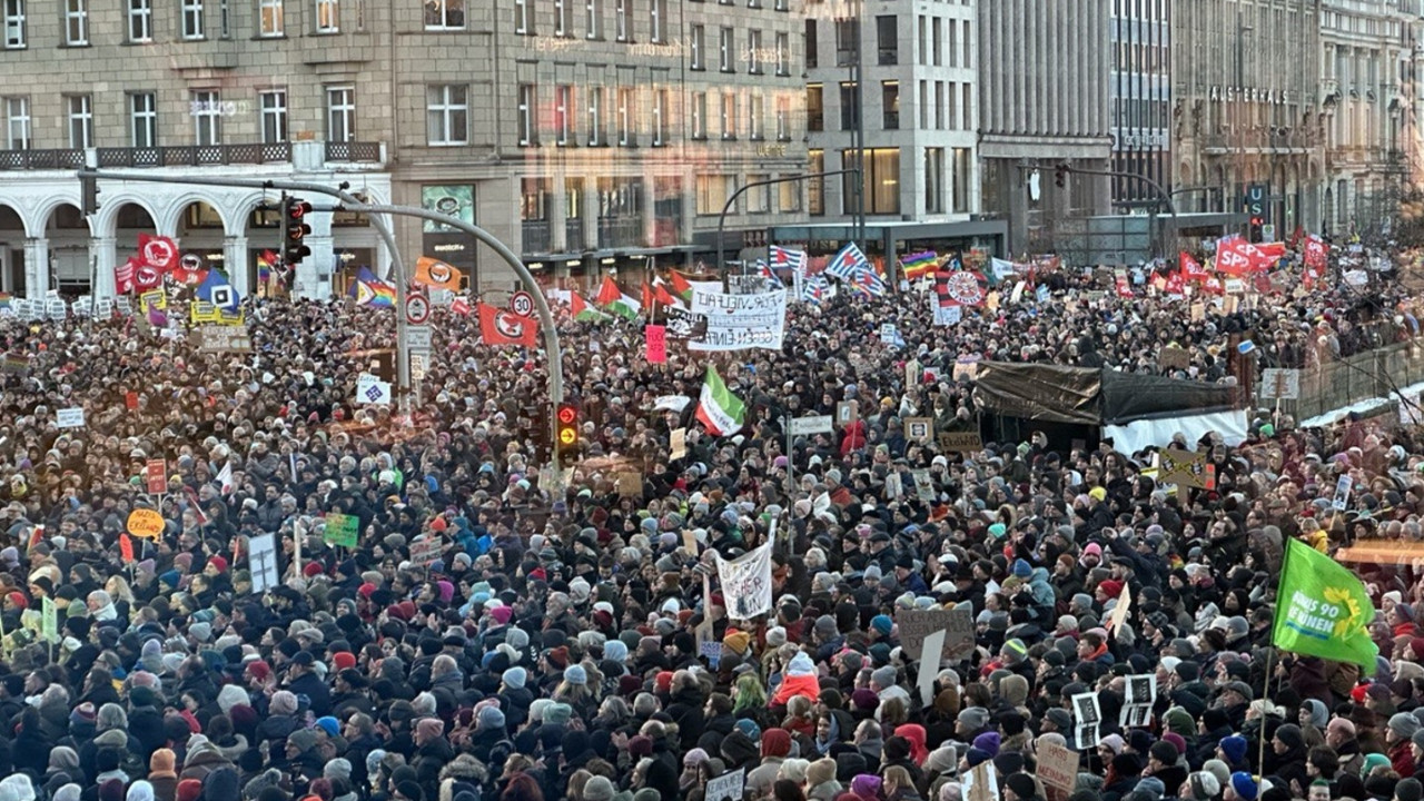 Almanya'da 50 binden fazla kişi aşırı sağcıları protesto etti