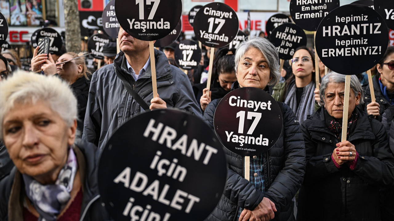 Gazeteci Hrant Dink'e cinayetin 17. yılında Agos gazetesi önünde anma