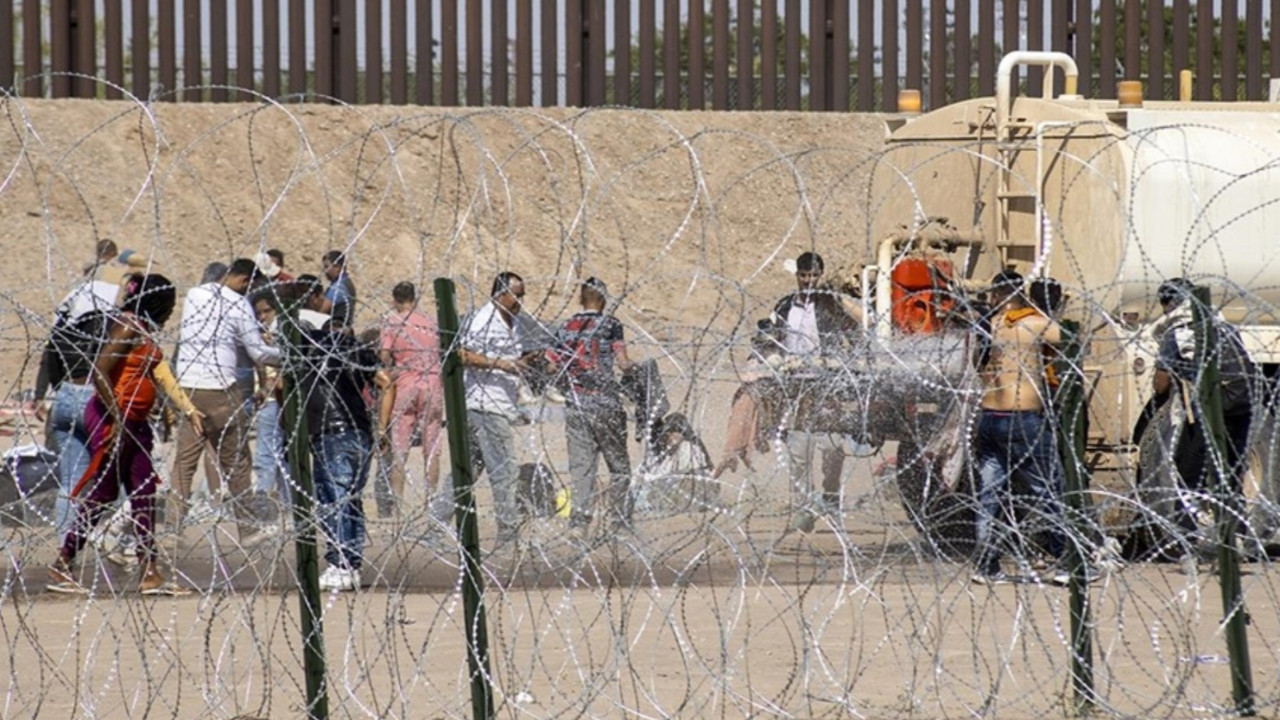 Teksas eyaleti Meksika sınırına çektiği dikenli telleri güçlendiriyor